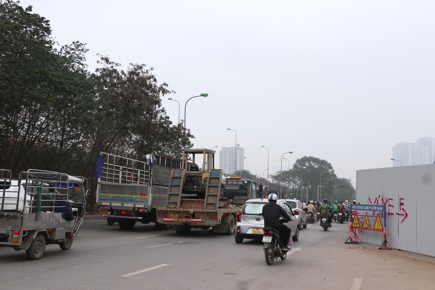 Hàng rào đã thu hẹp khiến tuyến đường Đại lộ Thăng Long được mở rộng, không còn thắt nút cổ chai.