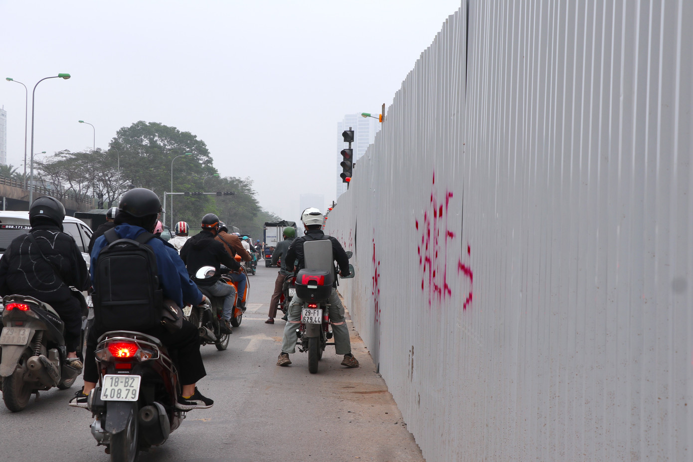 Trước đó, hàng rào rào chắn dài khoảng 200 m, cao 2 m, bề rộng rào chắn 7 m, được dựng lên mấy ngày qua để phục vụ việc thi công tuyến đường Lê Quang Đạo kéo dài.