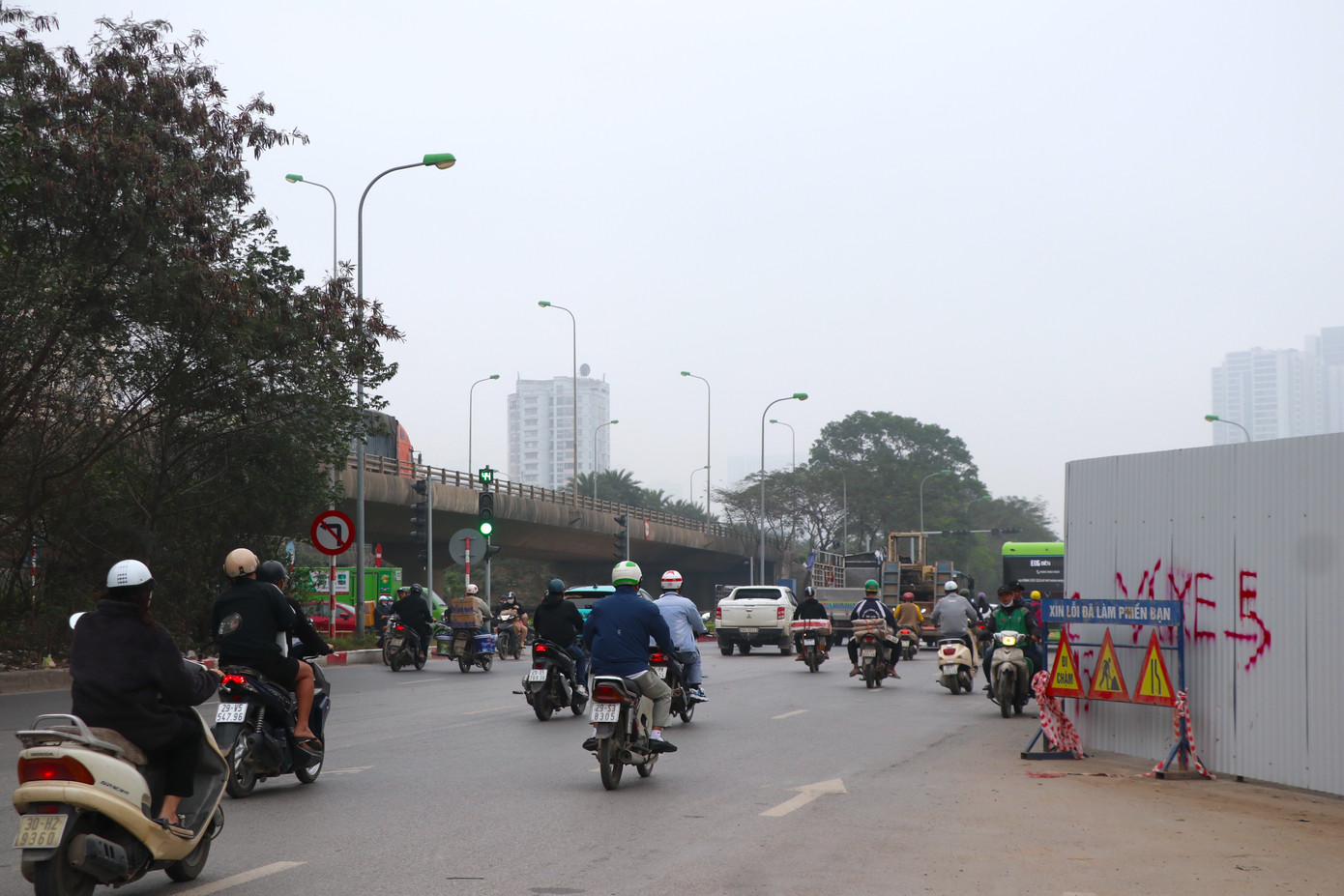 Trước việc hàng rào công trường dự án đường Lê Quang Đạo kéo dài gây ùn tắc trên đại lộ Thăng Long, Đội Cảnh sát giao thông (CSGT) số 6, Phòng CSGT, Công an TP Hà Nội - cho biết đã khẩn trương làm việc với nhà thầu thi công dự án đầu tư xây dựng đường Lê Quang Đạo kéo dài để thu hẹp rào chắn công trình, khắc phục tình trạng ùn tắc tại nút giao đường gom Đại lộ Thăng Long - Lê Quang Đạo.