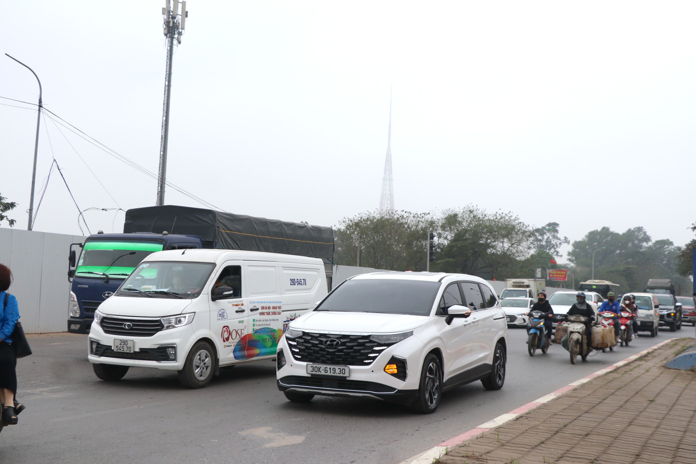 Thường xuyên đi làm qua nút giao Đại lộ Thăng Long - Lê Quang Đạo, anh Xuân Trường (27 tuổi) cho biết tình trạng ùn tắc này kéo dài khoảng 3 ngày trở lại đây. "Những ngày qua ùn tắc làm việc di chuyển vào nội thành rất khổ sở. Hàng rào được thu hẹp lại giúp các phương tiện không bị ùn ứ, mong là sắp tới việc làm đường không ảnh hưởng tới người dân", anh Trường chia sẻ.