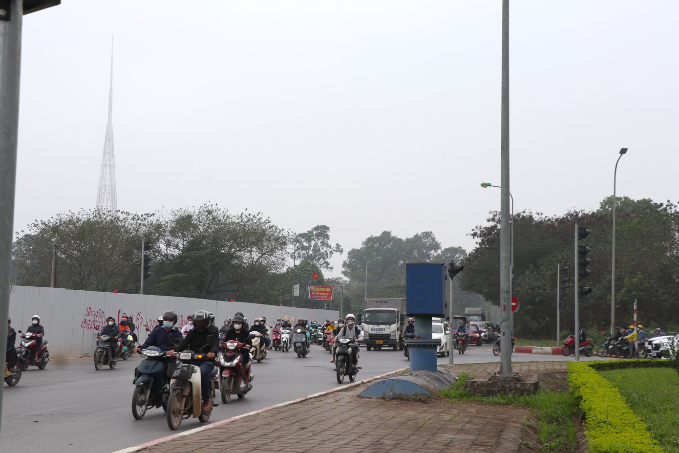 Sau khi thu hẹp hàng rào, ghi nhận sáng 22/3, nút giao Đại lộ Thăng Long - Lê Quang Đạo đã thông thoáng, người dân di chuyển thuận lợi.