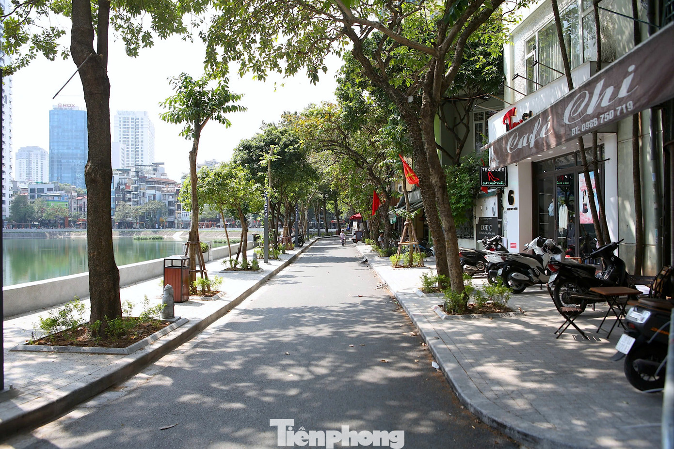 Từ 18 giờ ngày 11/10, lực lượng chức năng UBND phường Ngọc Khánh đã dựng rào chắn cấm đường trên phố Phạm Huy Thông để thí điểm Khu phố kinh doanh dịch vụ - đi bộ khu vực hồ Ngọc Khánh.