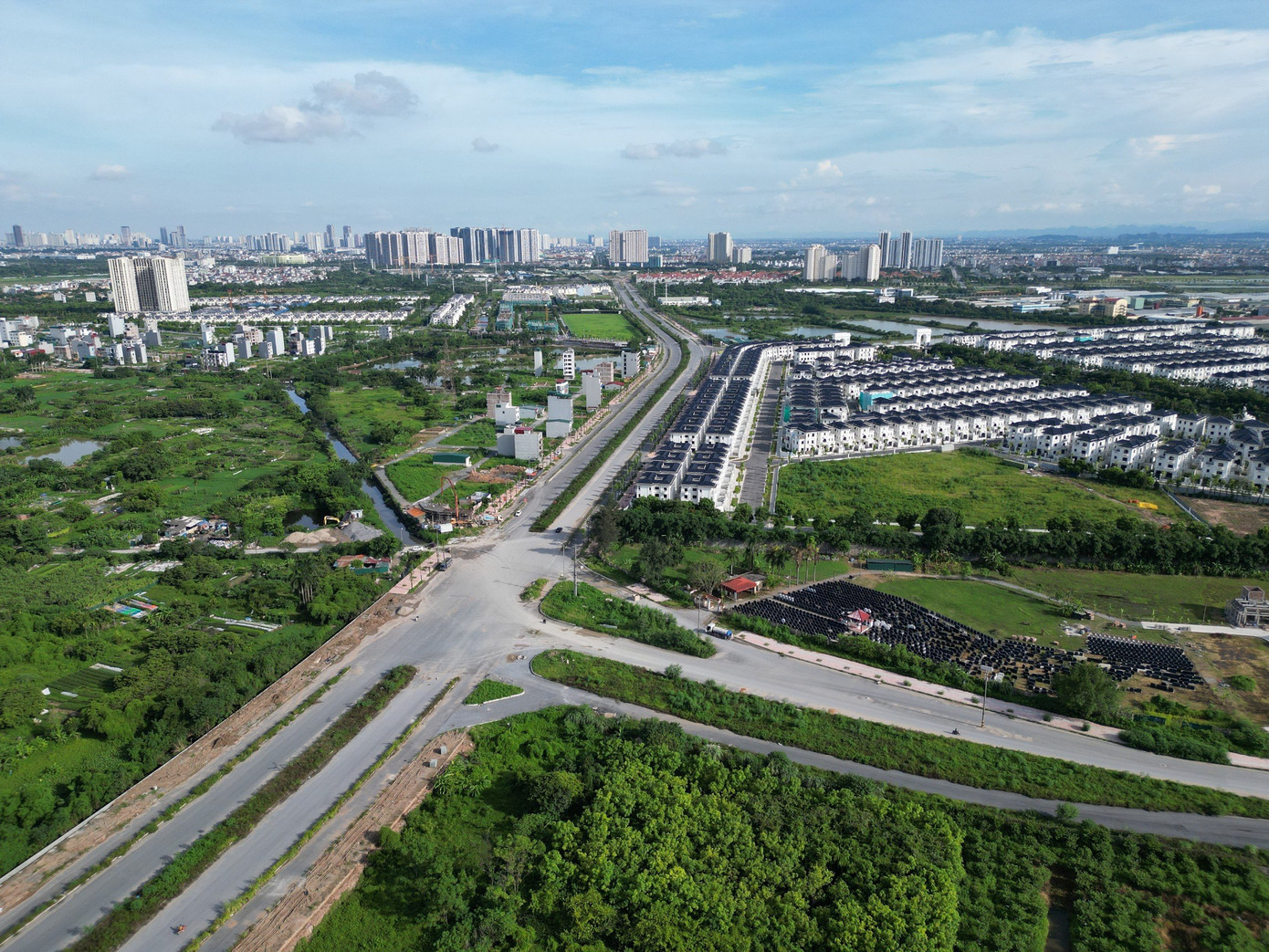 Ghi nhận của PV ngày 16/7, đoạn 1 từ Đại lộ Thăng Long đến cầu Hậu Ái hiện đã cơ bản hoàn thành mặt đường, vỉa hè, trồng cây xanh.