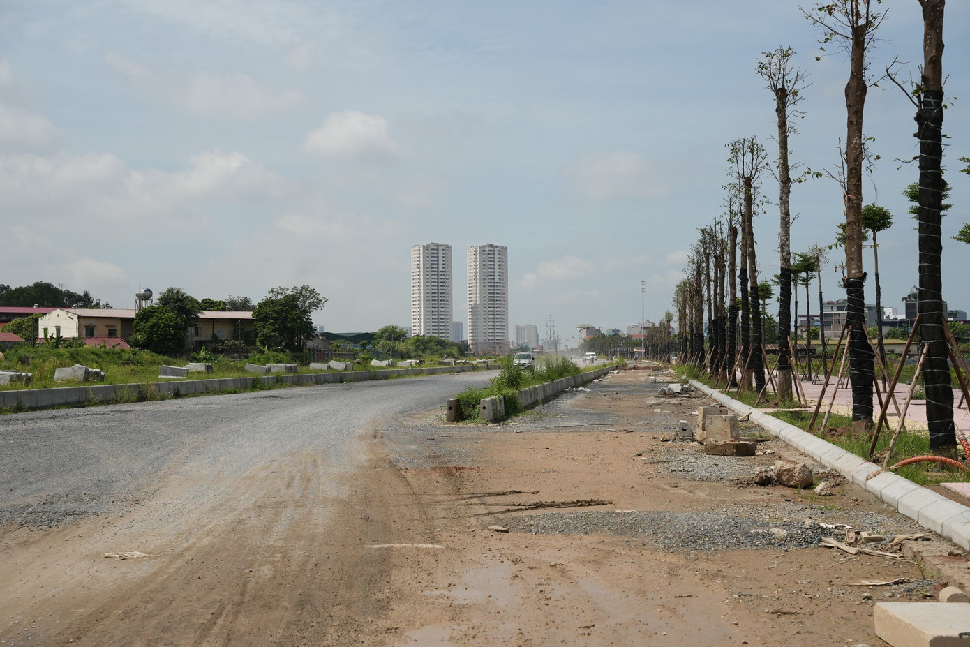 Đoạn 2 từ cầu Hậu Ái đến nút giao Quốc lộ 32, nhiều đoạn tuyến vẫn dang dở, ngổn ngang vật liệu xây dựng. Các hạng mục mặt đường, vỉa hè đang được thi công trở lại sau thời gian dài gián đoạn.