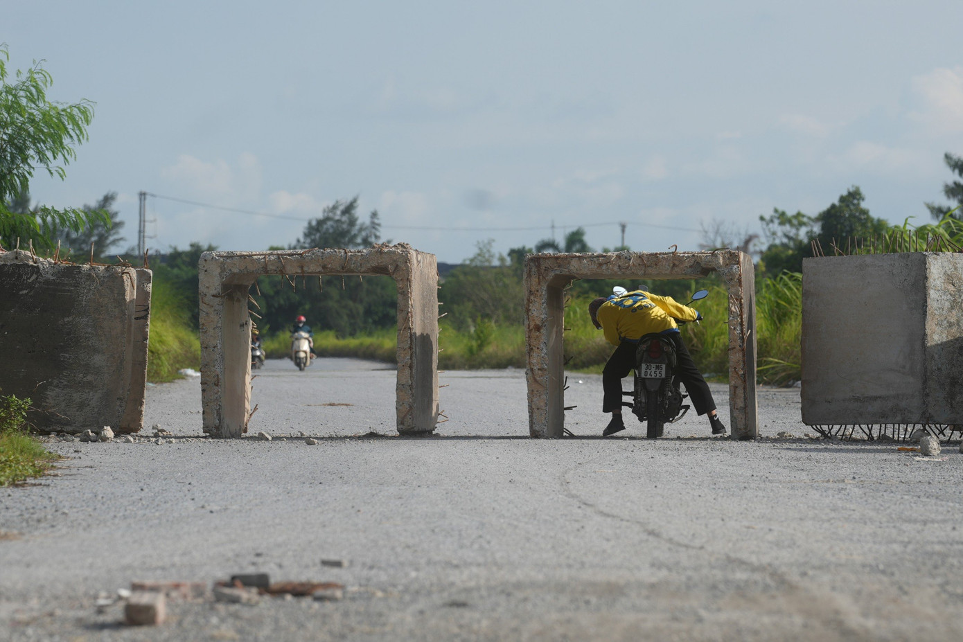 Hiện, những ống cống bê-tông chặn ngang giữa đường tránh cho các phương tiện đi qua khu vực dự án chưa hoàn thiện để đề phòng tai nạn song nhiều người dân vẫn cố tình đi vào.