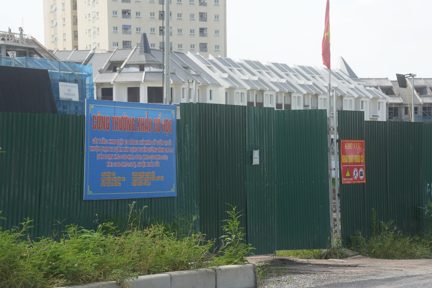 Một trong những nguyên nhân chính khiến tuyến đường chậm tiến độ nhiều năm là vấn đề giải phóng mặt bằng. Trong phạm vi thực hiện dự án tuyến đường Vành đai 3,5 (từ Đại lộ Thăng Long đến QL32), có khoảng 6.000 m2 của Di chỉ Vườn Chuối (xã Kim Chung, huyện Hoài Đức).