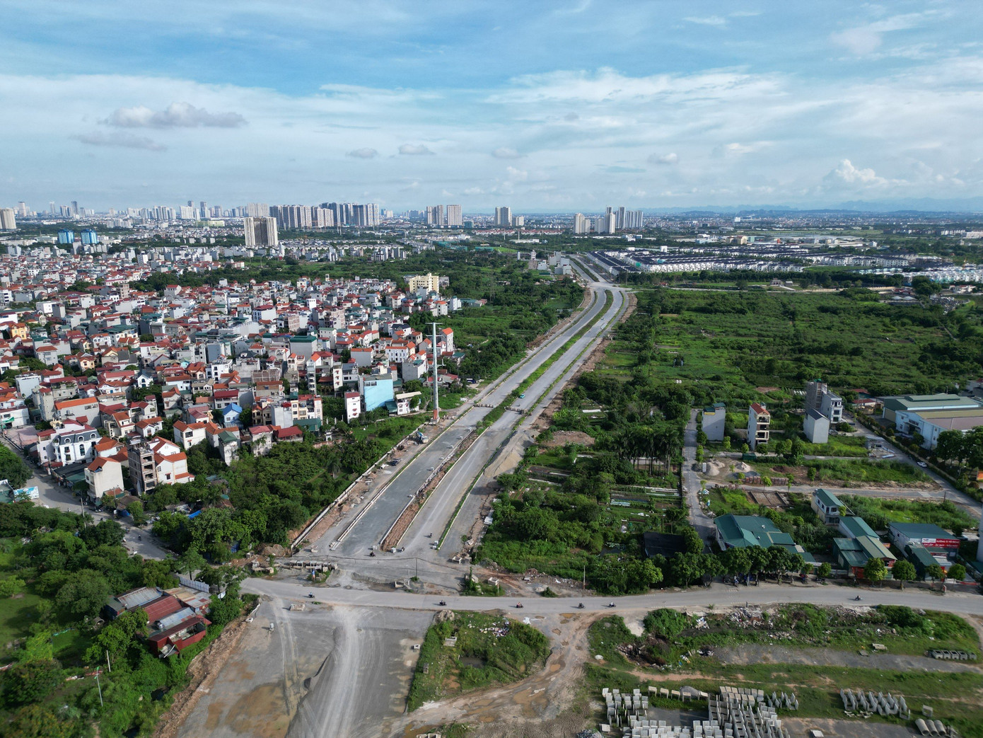 Dự án xây dựng đường Vành đai 3,5 (từ Đại lộ Thăng Long đến Quốc lộ 32) là dự án hạ tầng giao thông quan trọng của Hà Nội, có tổng mức đầu tư hơn 1.795 tỷ đồng, do Ban Quản lý dự án đầu tư xây dựng huyện Hoài Đức làm đại diện chủ đầu tư.