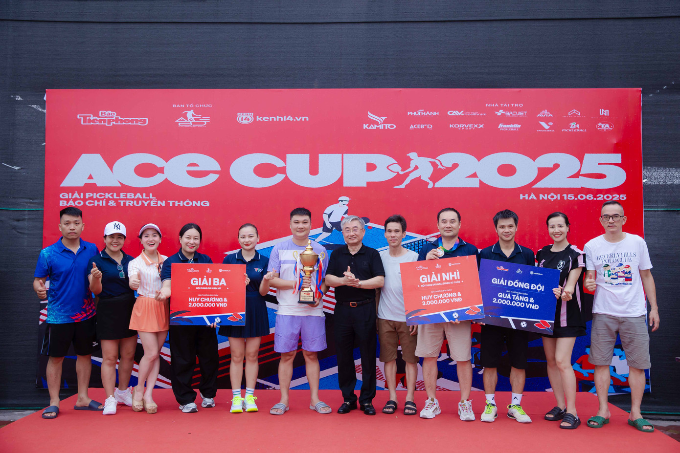 Ban tổ chức giải thi đấu Pickleball Báo chí và Truyền thông - ACE Cup 2025 trao giải cho các vận động viên xuất sắc. Ban tổ chức giải thi đấu Pickleball Báo chí và Truyền thông - ACE Cup 2025 trao giải cho các vận động viên xuất sắc.