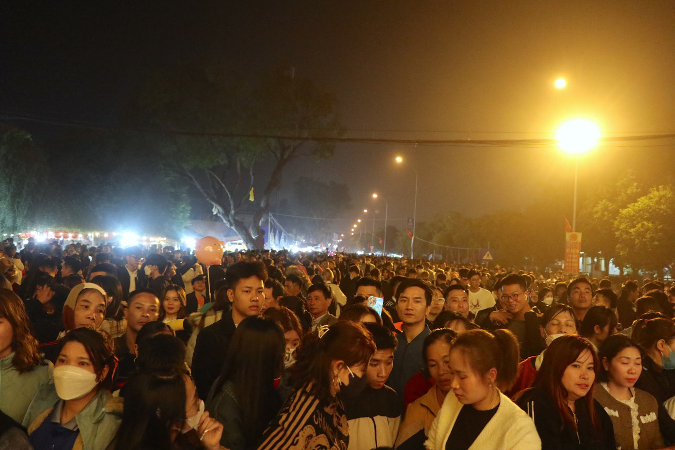 Tối 16/2 (tức mùng 6 Tết), rất đông người dân, du khách đổ về Khu di tích Đền Hai Bà Trưng (huyện Mê Linh, Hà Nội) để trẩy hội, cầu một năm nhiều sức khoẻ, bình an. Tối 16/2 (tức mùng 6 Tết), rất đông người dân, du khách đổ về Khu di tích Đền Hai Bà Trưng (huyện Mê Linh, Hà Nội) để trẩy hội, cầu một năm nhiều sức khoẻ, bình an.