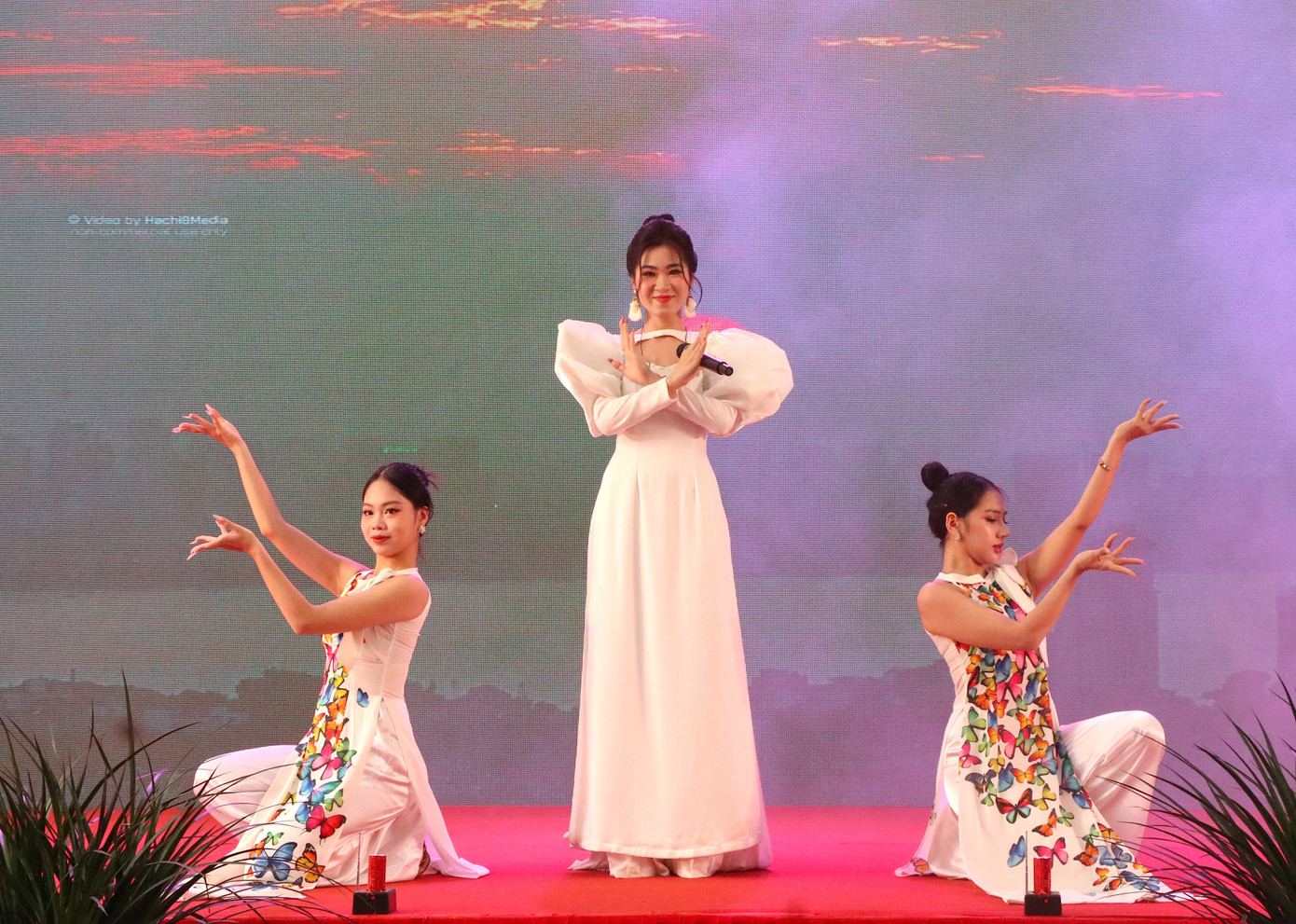 Ca sĩ Hà Myo thể hiện với nhiều tiết mục đặc sắc về âm nhạc dân tộc trong khuôn khổ buổi lễ. Ca sĩ Hà Myo thể hiện với nhiều tiết mục đặc sắc về âm nhạc dân tộc trong khuôn khổ buổi lễ.