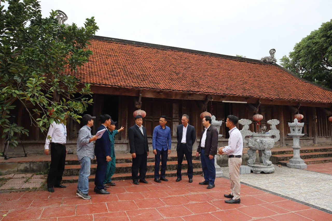 Đoàn thẩm định nông thôn mới thành phố Hà Nội thăm thực tế di tích nhà thờ danh tướng Đặng Tiến Đông, xã Lam Điền - Ảnh Minh Phú.