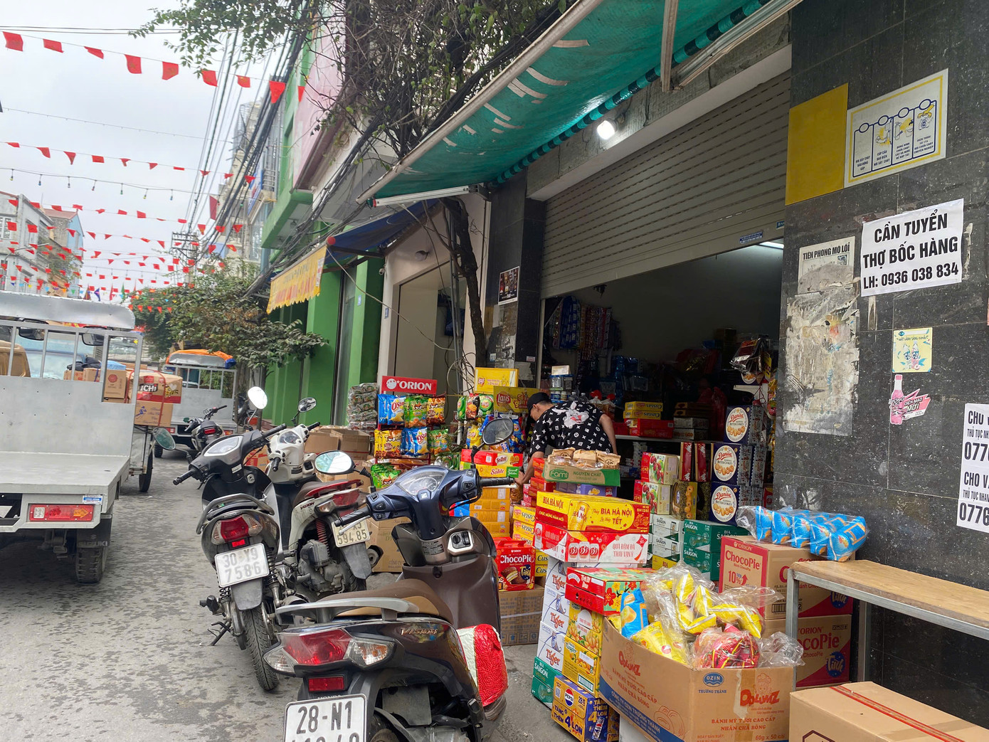 Đây đều là điểm tập kết, luân chuyển bánh kẹo, mứt tết, nước tăng lực, bia rượu, các nhu yếu phẩm... nên có rất nhiều xe tải, container đậu chờ lên hàng. Đây đều là điểm tập kết, luân chuyển bánh kẹo, mứt tết, nước tăng lực, bia rượu, các nhu yếu phẩm... nên có rất nhiều xe tải, container đậu chờ lên hàng.