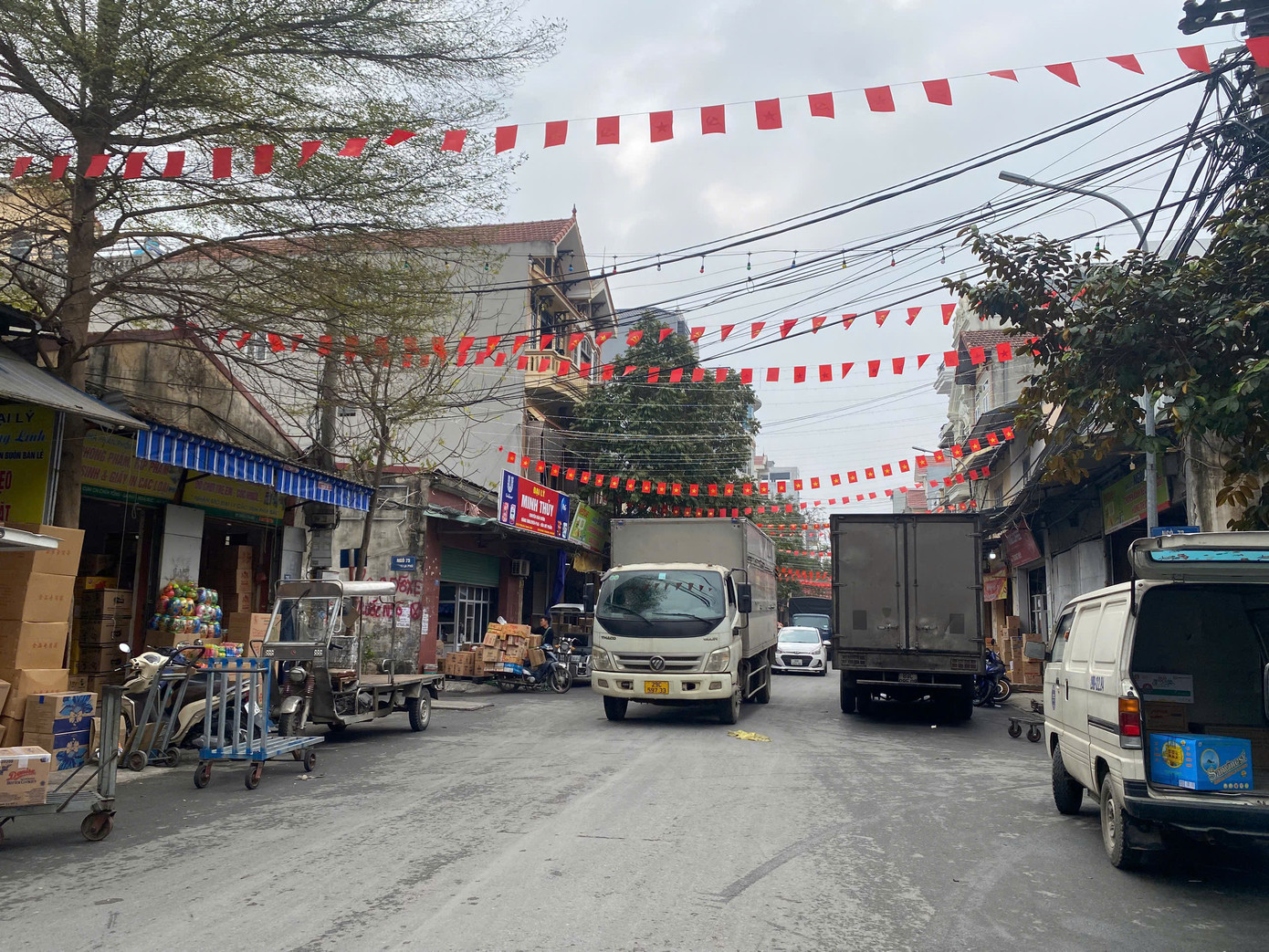La Phù (huyện Hoài Đức, Hà Nội) vốn nổi tiếng là thủ phủ của hàng bánh kẹo bán buôn đi khắp các tỉnh phía Bắc. Những ngày cận Tết địa điểm này luôn tấp nập ngày đêm. Dù đã có những chuyển biến, nhưng lượng hàng bánh kẹo nhái thương hiệu, hàng Trung Quốc... không nhãn mác Việt vẫn còn. La Phù (huyện Hoài Đức, Hà Nội) vốn nổi tiếng là thủ phủ của hàng bánh kẹo bán buôn đi khắp các tỉnh phía Bắc. Những ngày cận Tết địa điểm này luôn tấp nập ngày đêm. Dù đã có những chuyển biến, nhưng lượng hàng bánh kẹo nhái thương hiệu, hàng Trung Quốc... không nhãn mác Việt vẫn còn.