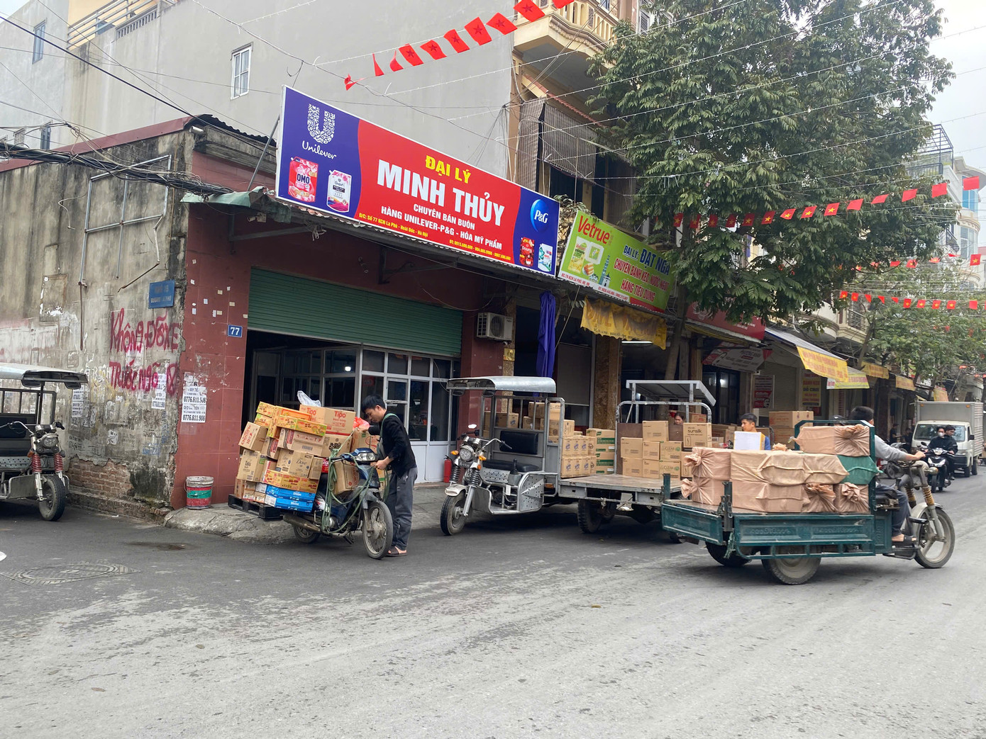 Đường vào khu buôn bán La Phù chỉ khoảng 300m, rộng 3 làn xe đi tuy nhiên trong những ngày cận Tết Nguyên đán Ất Tỵ 2025, khu vực luôn ùn tắc do lượng xe tải, xe ba gác về bốc hàng quá đông. Đường vào khu buôn bán La Phù chỉ khoảng 300m, rộng 3 làn xe đi tuy nhiên trong những ngày cận Tết Nguyên đán Ất Tỵ 2025, khu vực luôn ùn tắc do lượng xe tải, xe ba gác về bốc hàng quá đông.