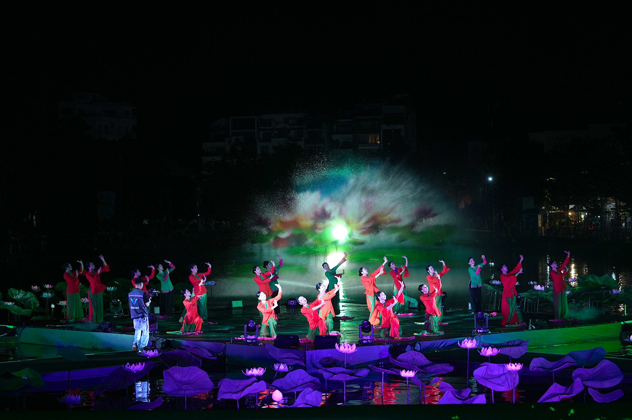 Lễ hội Sen 2024 là tiền đề xây dựng sản phẩm du lịch đặc thù quận Tây Hồ, trong đó có du lịch đêm. Lễ hội Sen 2024 là tiền đề xây dựng sản phẩm du lịch đặc thù quận Tây Hồ, trong đó có du lịch đêm.