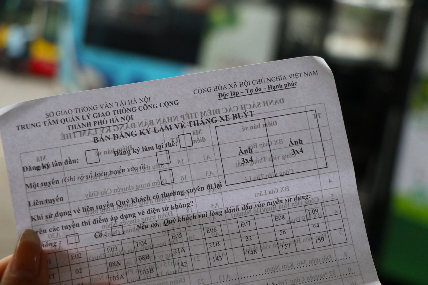 Hành khách có thể đăng ký vé, mua vé điện tử, thanh toán online (qua website, qua app mobile) hoặc trực tiếp tại các quầy vé. Hệ thống chấp nhận nhiều hình thức thanh toán không dùng tiền mặt như thẻ ngân hàng, ví điện tử, QR code,...