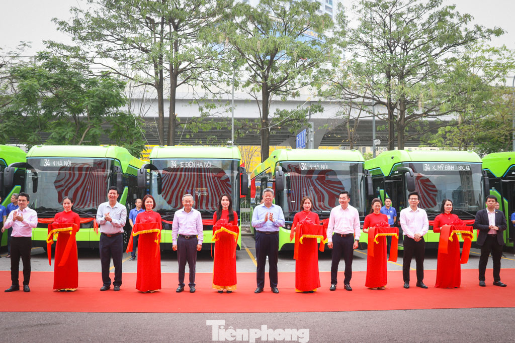 Lãnh đạo thành phố Hà Nội và các đại biểu cắt băng khai trương tuyến buýt điện số 34.