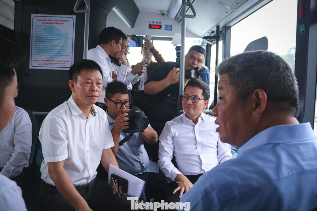 ... cùng các đại biểu trải nghiệm xe buýt điện tuyến số 34 trong ngày khai trương.
