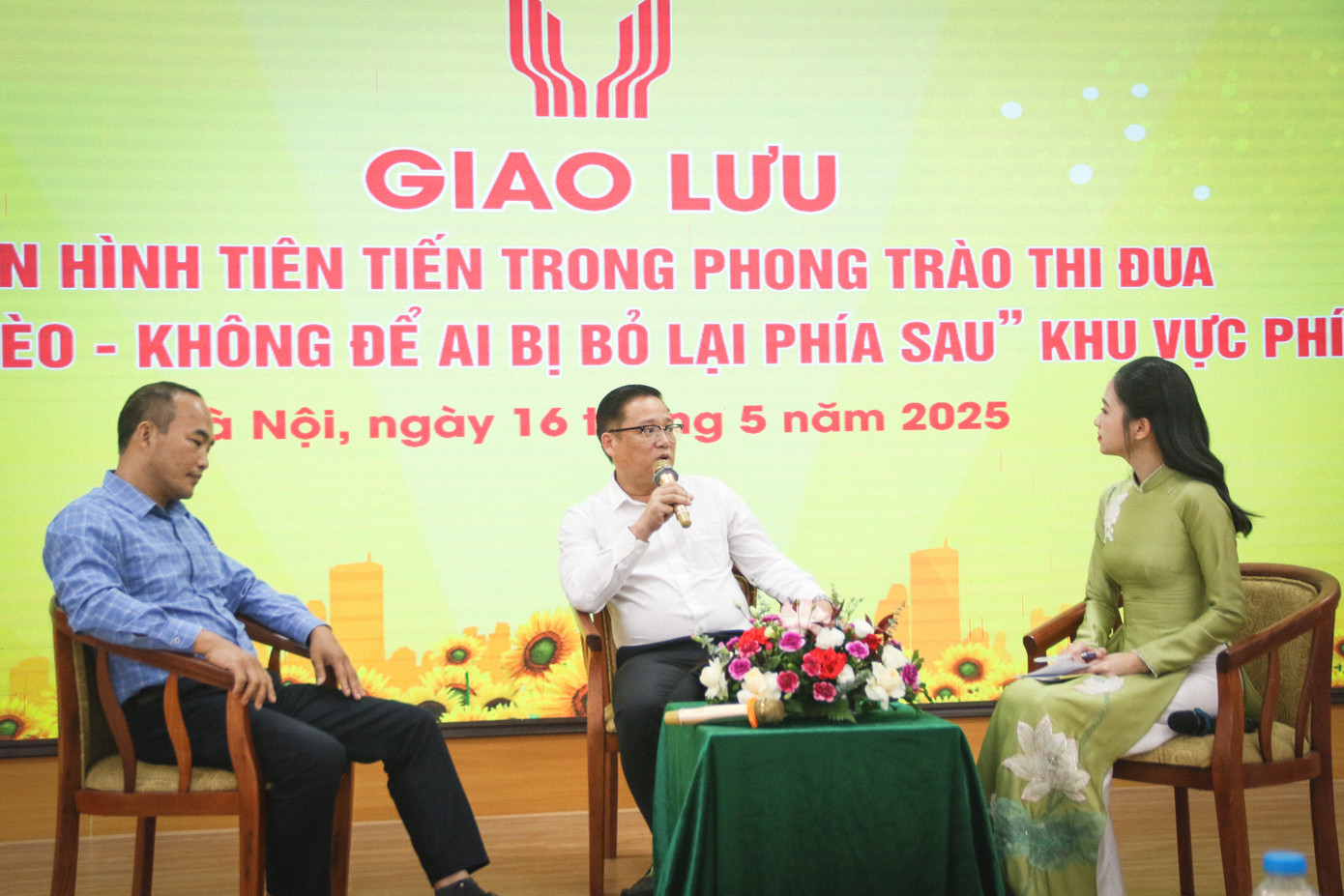 Các điển hình tiên tiến trong công tác xoá đói giảm nghèo chia sẻ trong buổi giao lưu.