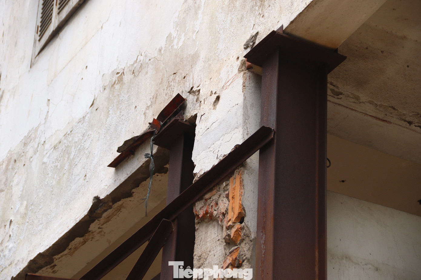 Hệ thống cột dầm chịu lực của tòa nhà đã bị nứt, lún nghiêm trọng, phần lan can và hệ thống khung sắt cũng đã bị hư hỏng, sụt lún nặng.