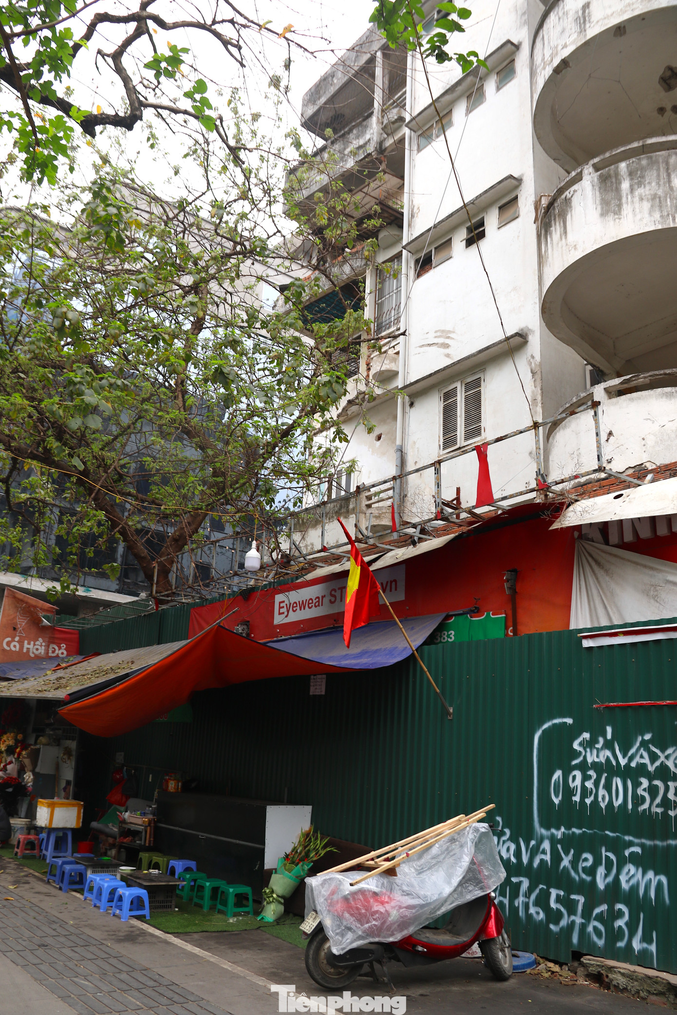 Một số hộ kinh doanh dù biết ngôi nhà có thể sập bất cứ lúc nào vẫn bám trụ ngay cửa khu tập thể xuống cấp.