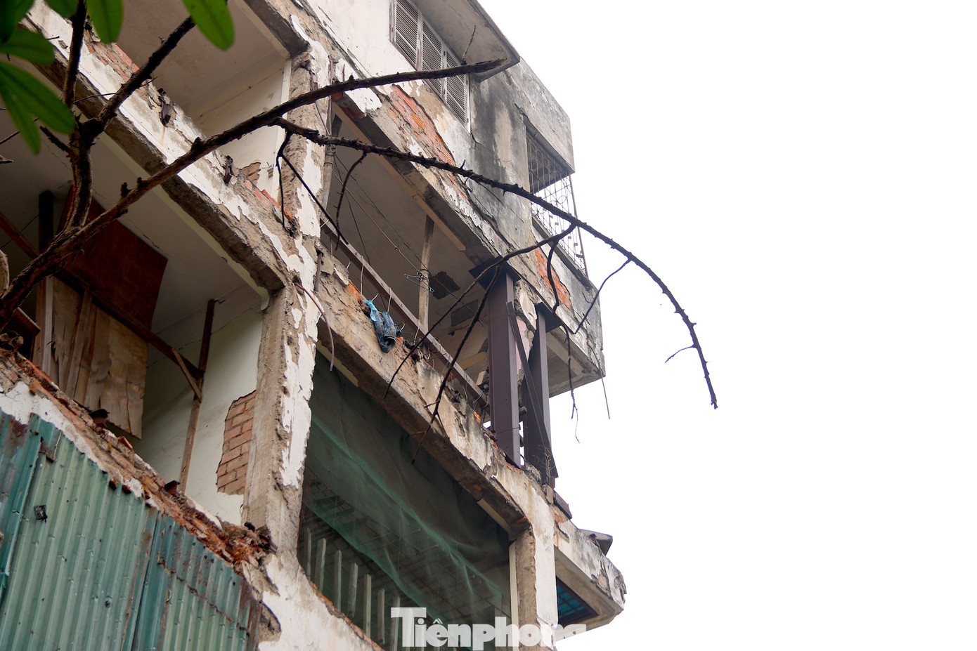 Cách đây 14 năm, người dân thuộc khu chung cư đã chấp hành yêu cầu của lực lượng chức năng di dời và tạm cư tại nhà B9 Đại Kim. Tuy nhiên, do đây chỉ là nhà tạm cư nên cuộc sống gặp không ít khó khăn.