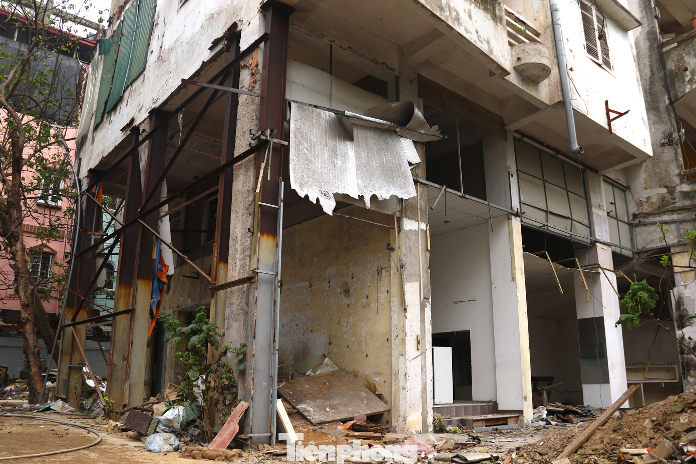 Đơn nguyên 1 của chung cư này, tọa lạc tại phường Láng Hạ, quận Đống Đa, đã xuống cấp nghiêm trọng sau sự cố sập nhà 5 tầng tại số 49 Huỳnh Thúc Kháng vào năm 2011 và được Sở Xây dựng Hà Nội đánh giá là nguy hiểm cấp độ D.