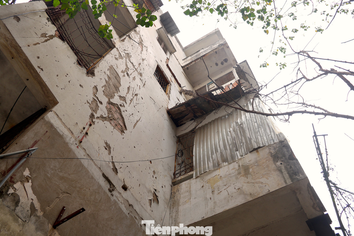 Hơn chục năm qua, khu tập thể càng xuống cấp nghiêm trọng có thể sụp đổ bất cứ lúc nào, gây nguy hiểm đến tính mạng con người và tài sản của người dân.