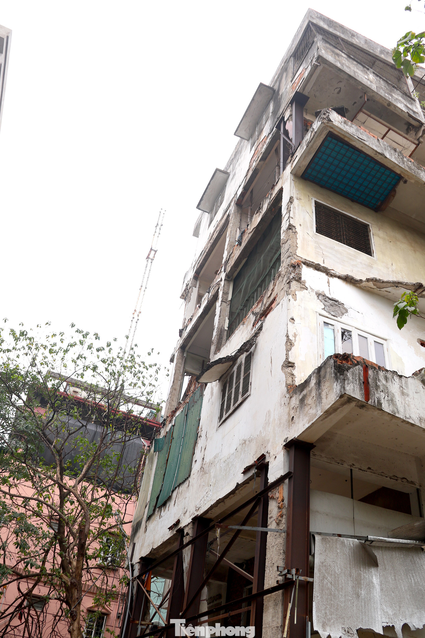 Công trình cải tạo chung cư 51 Huỳnh Thúc Kháng có quy mô 13 tầng nổi + tum kỹ thuật và 5 hầm. Tổng diện tích sàn xây dựng các công trình khoảng 17.037,5m2, trong đó, diện tích sàn xây dựng tầng nổi khoảng 11.637,5m2; diện tích sàn xây dựng tầng hầm khoảng 5.400m2; Số lượng căn hộ chung cư phục vụ tái định cư là 43 căn, diện tích dự kiến khoảng 1.767m2… Theo kế hoạch, dự án sẽ bắt đầu khởi công vào tháng 6/2025 và hoàn thành trong quý IV/2027.