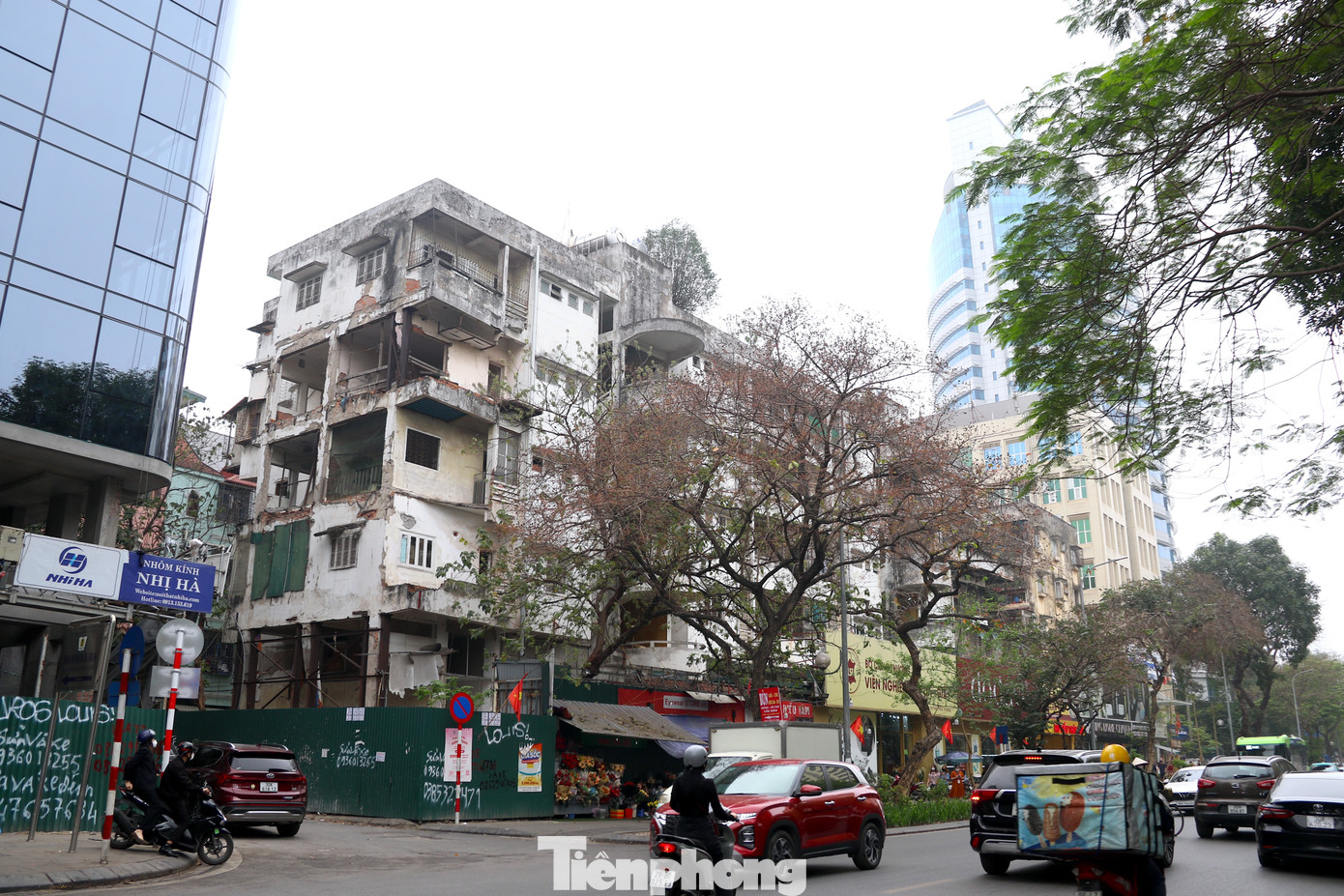 Chung cư 51 Huỳnh Thúc Kháng, được xây dựng từ năm 1991, gồm 5 tầng và chia thành 2 đơn nguyên, với tổng số 42 căn hộ.