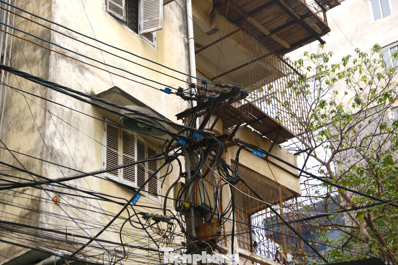 UBND quận Đống Đa vừa phối hợp với chủ đầu tư dự án tổ chức cho các hộ dân tới bốc thăm căn hộ vào ngày 27/3. Sau 14 năm tạm cư và chờ đợi, các hộ dân khác hôm nay rất vui mừng khi được mời đến bốc thăm lựa chọn căn hộ cho mình.