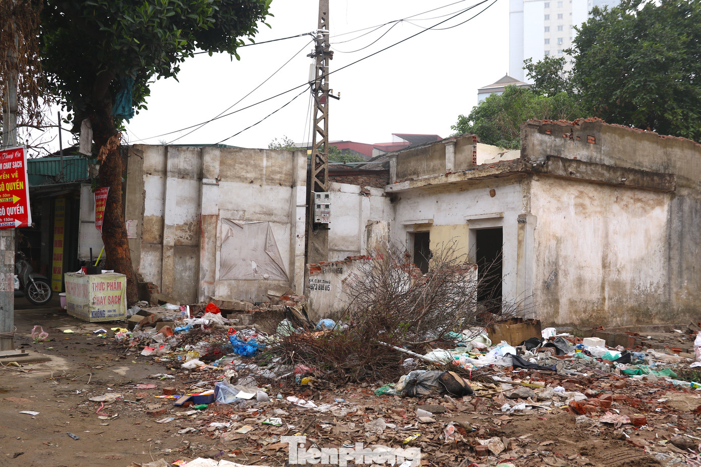 Dọc tuyến đường Ngô Quyền trở thành điểm "nóng" đổ trộm phế thải xây dựng và rác sinh hoạt. Nhiều khu nhà bỏ hoang sau khi giải phóng mặt bằng bất đắc dĩ trở thành địa điểm tập kết rác của người dân.