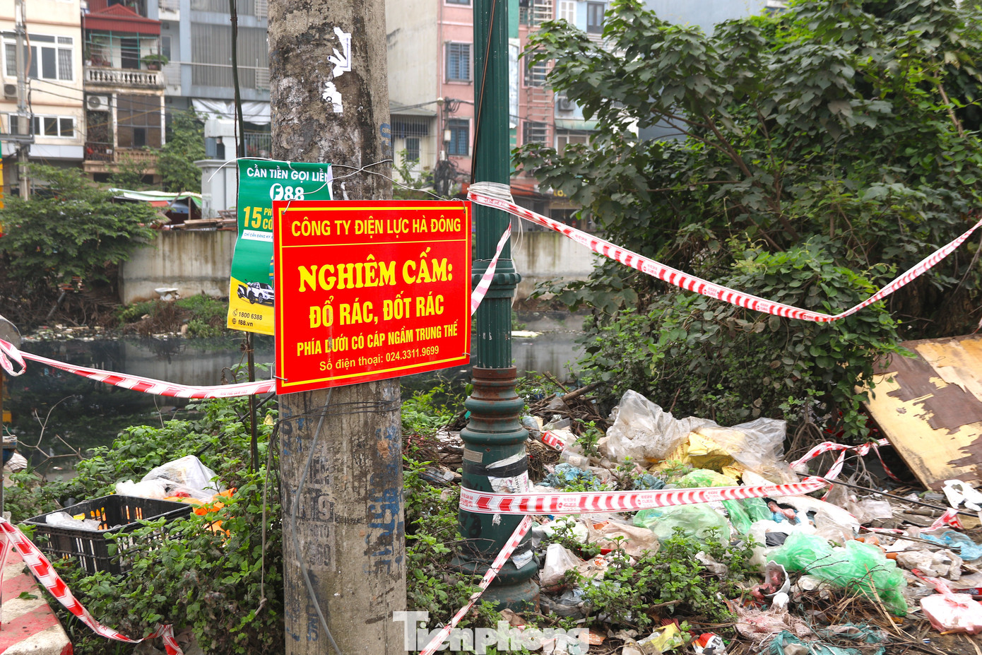 Hành vi đổ rác, phế thải xây dựng không chỉ ảnh hưởng đến việc triển khai các hạng mục của dự án mà còn gây ô nhiễm môi trường, làm mất mỹ quan đô thị nghiêm trọng.
