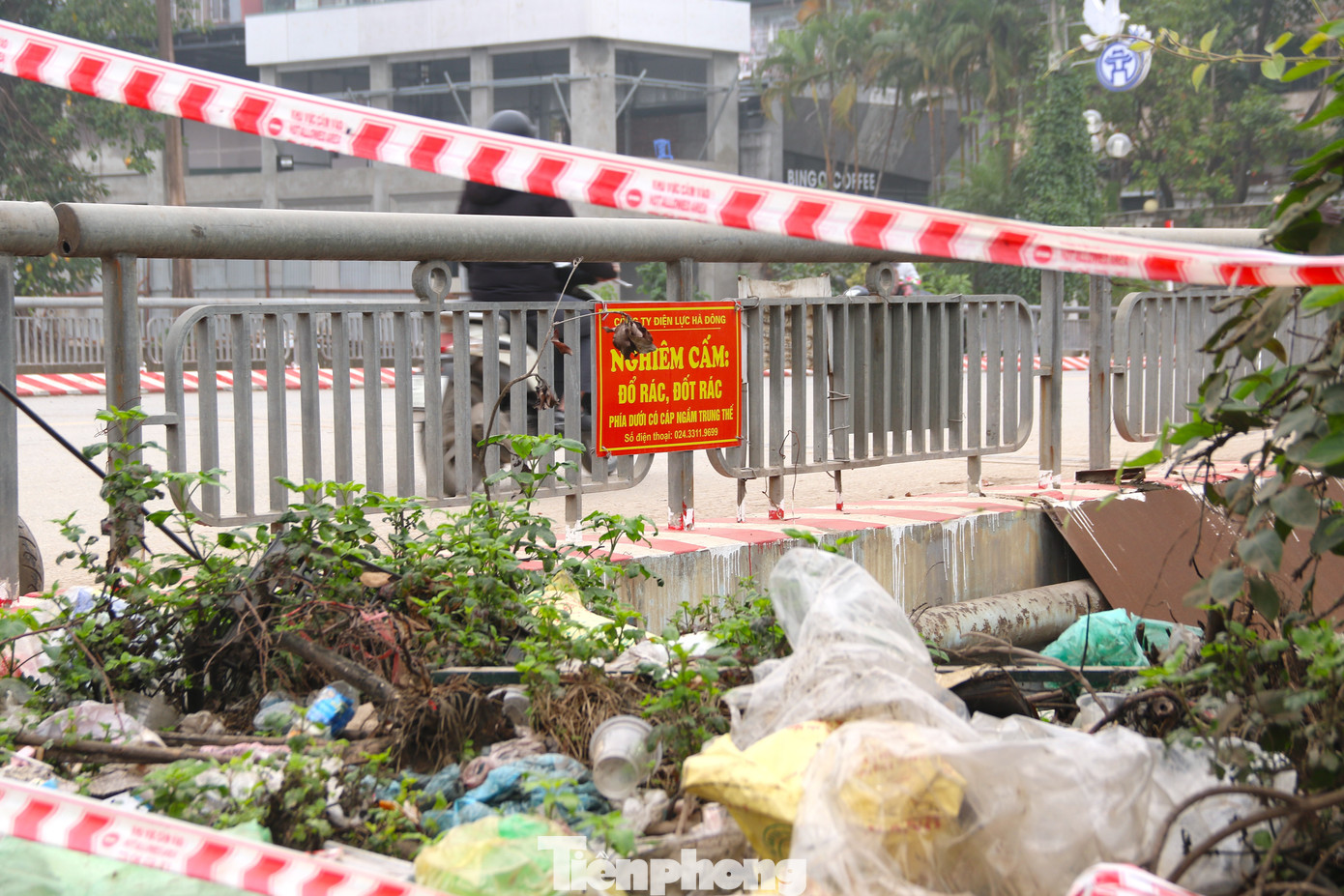 Biển cấm đổ rác không có tác dụng tại khu vực cầu Chùa Ngòi.