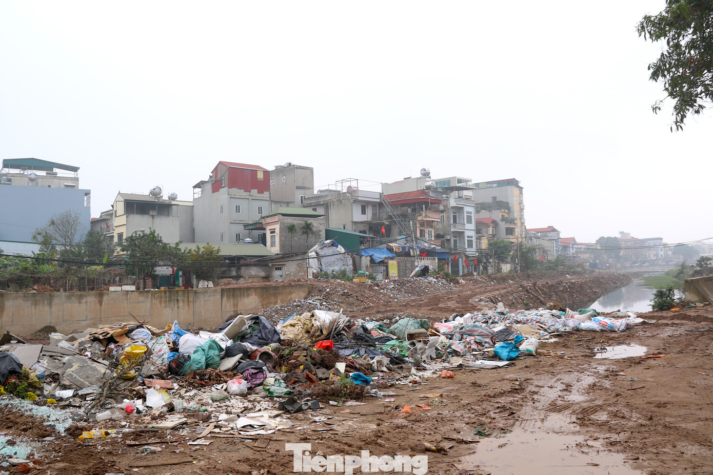 Bãi rác lộ thiên dọc dự án cứng hoá kênh La Khê.