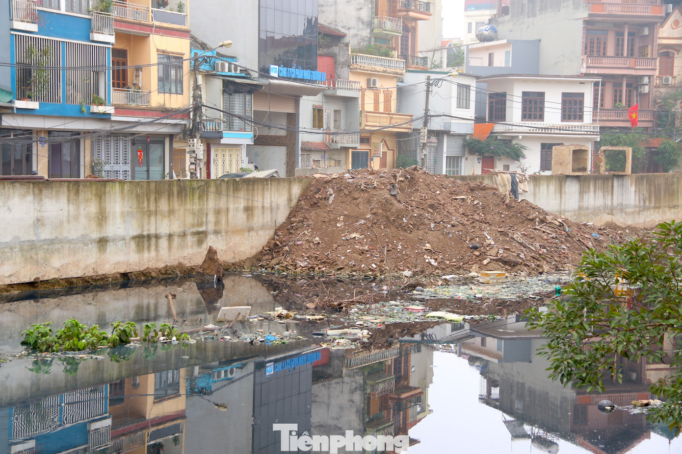 Dù là một trong những công trình trọng điểm của thành phố Hà Nội nhưng việc cứng hóa kênh La Khê vẫn dở dang, khiến một số đoạn bỗng biến thành bãi tập kết phế thải xây dựng và rác thải sinh hoạt của người dân khu vực hai bên bờ sông.