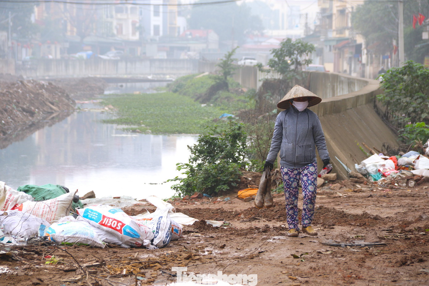 “Đường Ngô Quyền mấy năm nay đã trở thành điểm đổ trộm phế thải xây dựng và rác sinh hoạt như thế này. Trời mưa hay nắng thì người dân vẫn hai bên bờ sông vẫn lĩnh đủ mùi hôi thối của rác”, bà Tú (trú đường Ngô Quyền) bức xúc.
