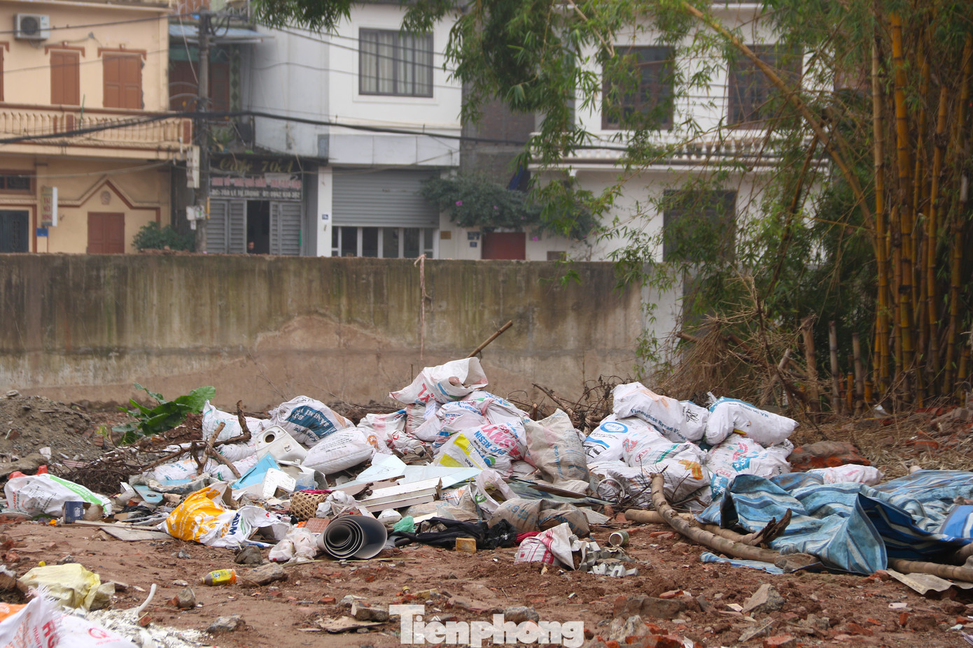 Những bao tải đựng phế thải xây dựng nằm la liệt trên một đoạn bờ kênh La Khê.