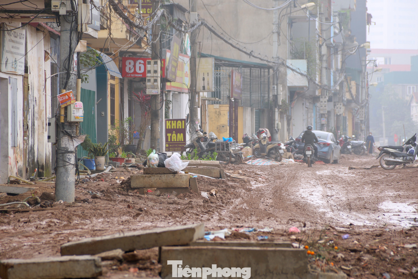 Trước đó, UBND thành phố Hà Nội đã cam kết, hết năm 2022 sẽ giải phóng 100% mặt bằng để triển khai cứng hóa toàn bộ kênh La Khê trong tháng 6/2023, nhưng chưa xong. Việc trễ hẹn này khiến trạm bơm tiêu Yên Nghĩa và hệ thống kênh dẫn sẽ tiếp tục "khát nước" trong thời gian tới.