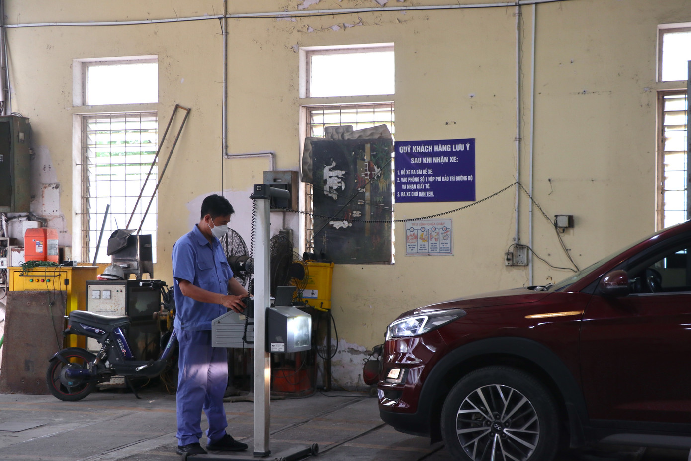 Ngay từ đầu buổi sáng, hai dây chuyền kiểm định với 9 đăng kiểm viên tại đây đã hoạt động hết công suất để phục vụ nhu cầu kiểm định tăng cao của người dân, doanh nghiệp.