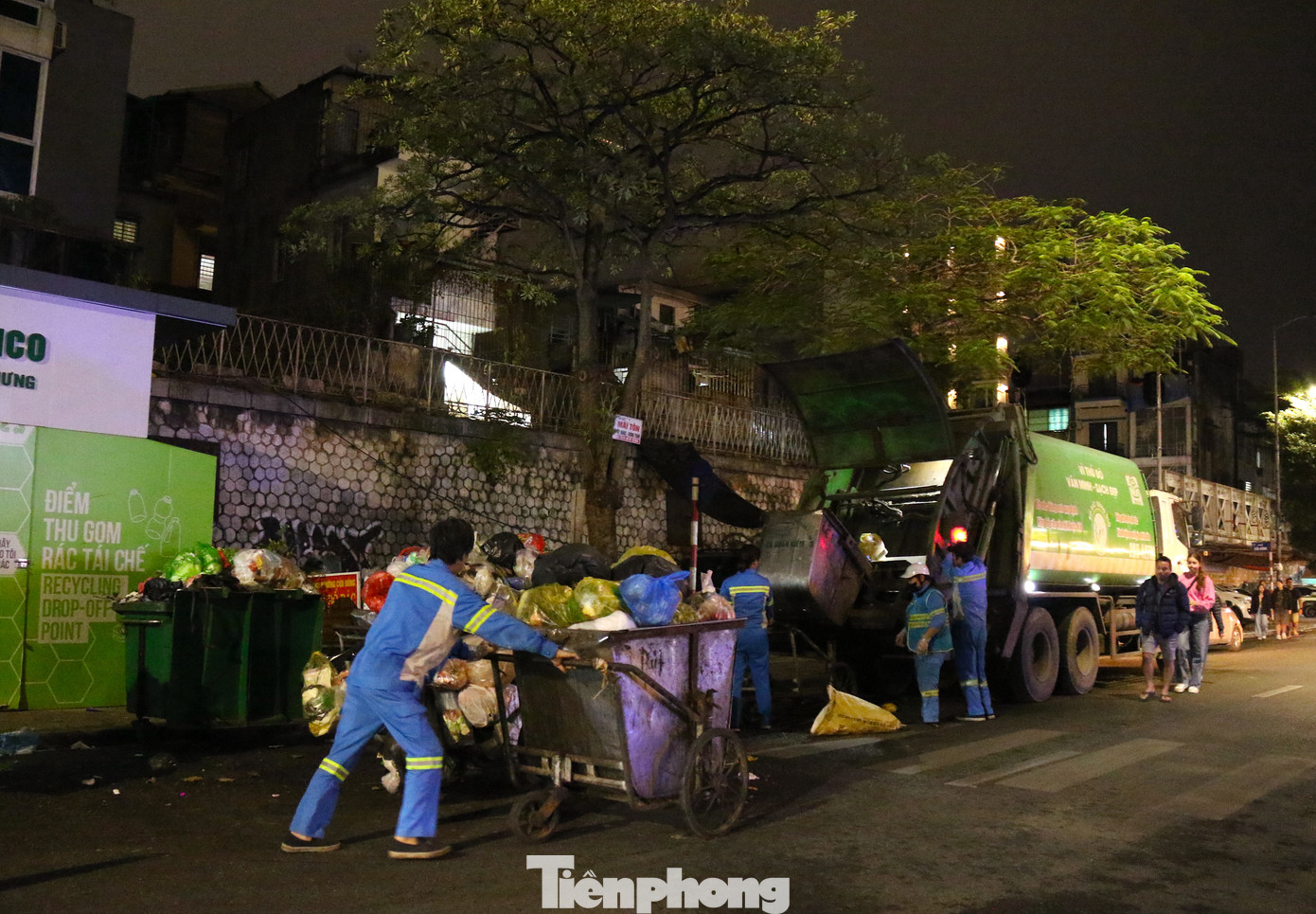 Theo đó, các đơn vị triển khai công tác xóa bỏ điểm tập kết rác ban ngày đồng thời chỉ tổ chức thu gom rác một lần mỗi ngày thực hiện đầu tiên trên toàn địa bàn quận Hoàn Kiếm.