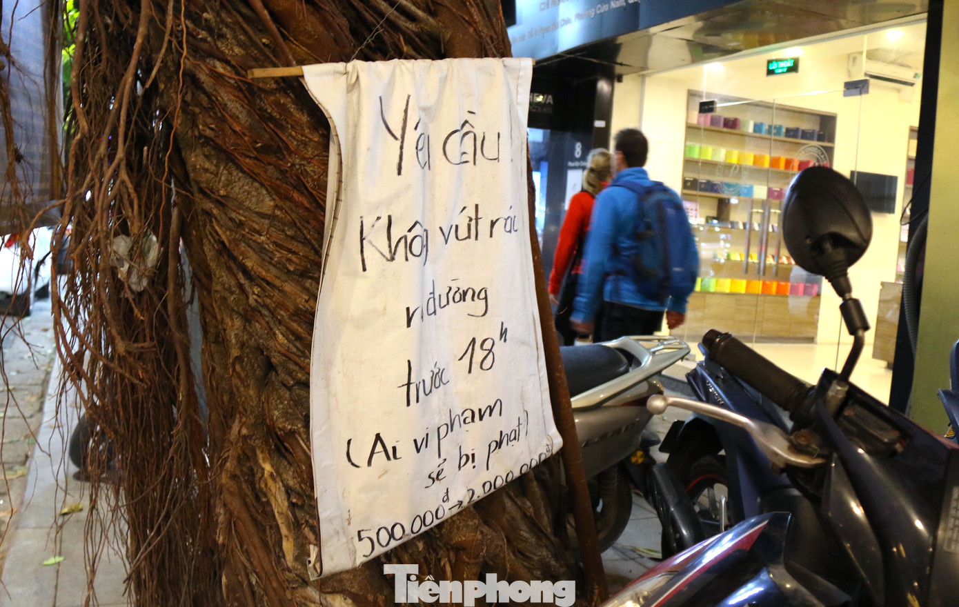 Những nội dung thông báo không vứt rác bừa bãi của người dân trên quận Hoàn Kiếm.