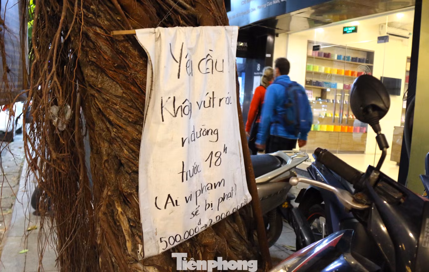 Những nội dung thông báo không vứt rác bừa bãi của người dân trên quận Hoàn Kiếm.