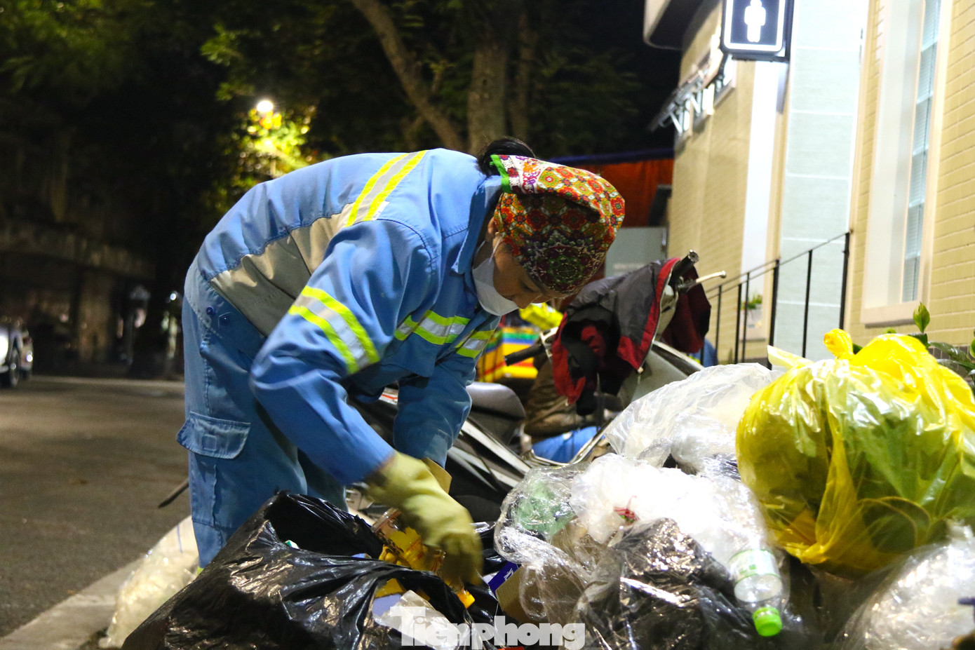 Hoạt động phân loại, thu gom rác để tập kết được nhân viên Công ty TNHH MTV Đô thị Hà Nội thực hiện 1 lần/ngày.