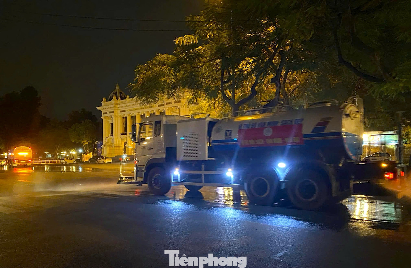 Ông Đông cũng cho biết, các quận, huyện đã tổ chức đấu thầu, các đơn vị trúng thầu cơ bản đáp ứng được việc vận chuyển toàn bộ rác nhưng chưa đáp ứng được yêu cầu thu gom theo hướng hiện đại. Lãnh đạo TP cho biết, tuần trước thành phố đã mời Chủ tịch UBND của 4 quận nội đô và URENCO để yêu cầu trong năm 2025 phải tiến hành thu gom rác tự động, giảm nhân công, đảm bảo vệ sinh môi trường. Từ đó, các quận khác cũng nghiên cứu để từ năm 2026 trở đi triển khai thu gom rác theo hướng hiện đại.