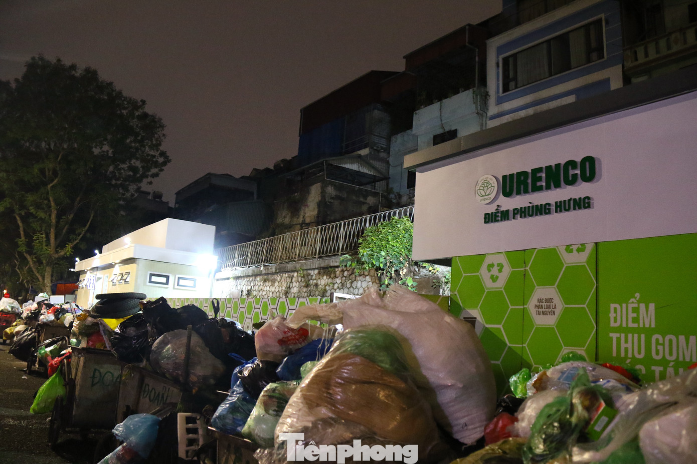Điểm tập kết rác ở phố Phùng Hưng được xoá bỏ vào ban ngày và chỉ hoạt động sau 19 giờ để thu gom và cẩu tải rác.