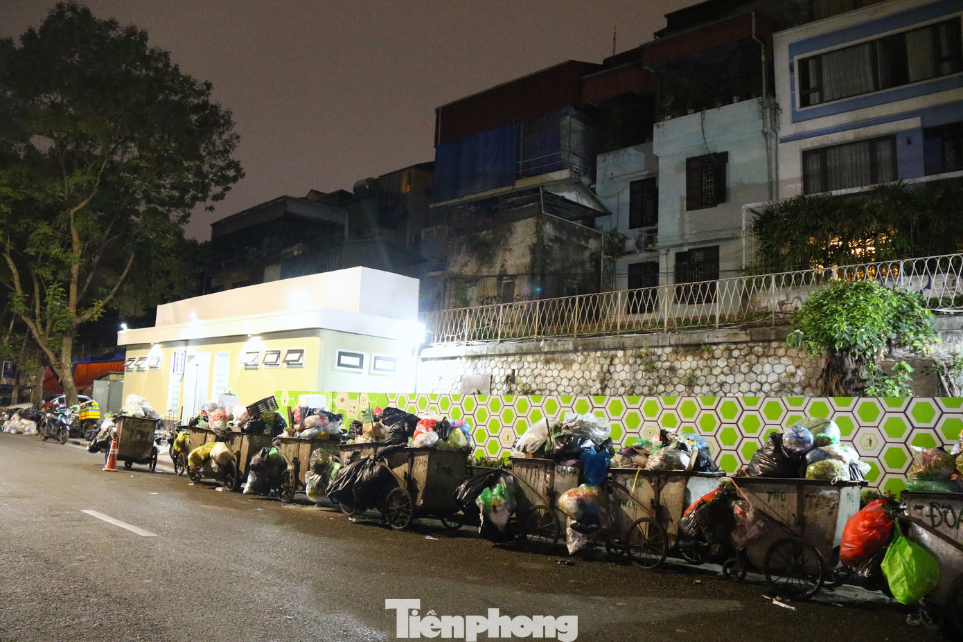 Trước đây, tại quận Hoàn Kiếm, một số điểm tập kết cẩu rác ban ngày trở thành điểm gây ô nhiễm, điểm tập kết để cẩu rác vô tình lại trở thành điểm xả rác ban ngày và gây ra không ít vấn đề như mùi hôi thối, nước rỉ rác, rác cồng kềnh vứt bừa bãi,...