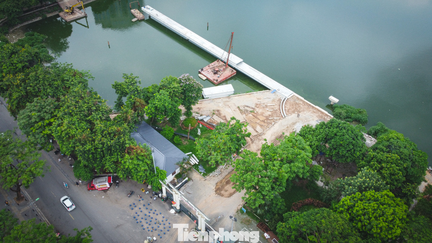 Sau hơn 2 tháng cải tạo, công viên đang được thay thế khu vực bờ kè đã bị sụt lún, kết hợp lắp đặt hệ thống đèn chiếu sáng năng lượng mặt trời ven hồ.