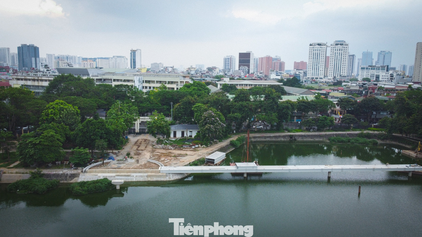 Cầu đi bộ qua hồ trong công viên Nghĩa Đô đang dần thành hình. Đây sẽ là một trong những điểm nhấn của dự án.