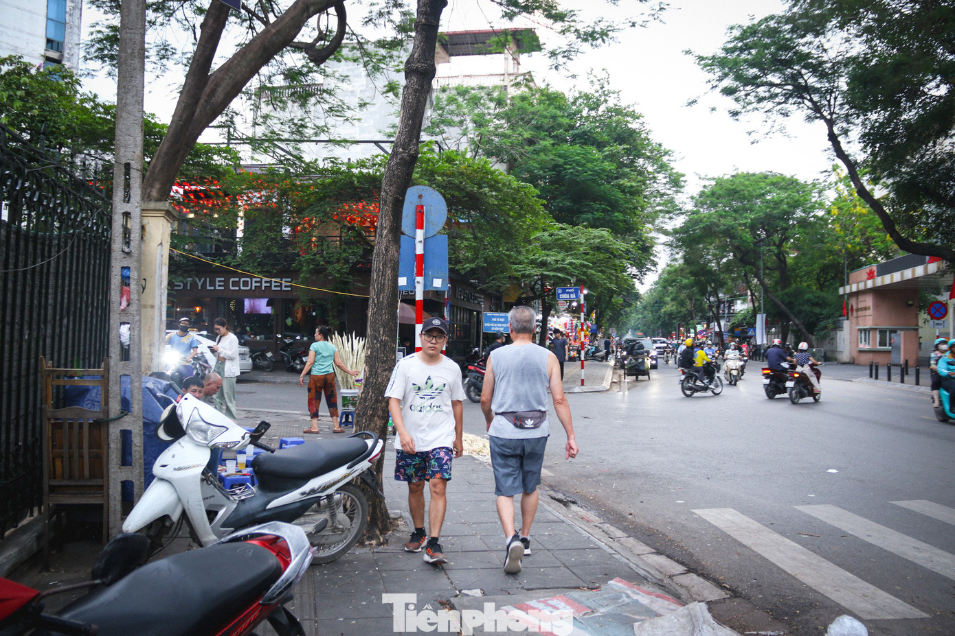 Anh Nguyễn Văn Thuận (Quan Hoa, Cầu Giấy) hàng ngày phải lựa chọn đi thể dục ở vỉa hè xung quanh công viên do công viên Nghĩa Đô đang đóng cửa để cải tạo. "Mong rằng, các hạng mục còn lại bên trong công viên cũng sẽ sớm được trùng tu, cải tạo để thu hút được nhiều người dân khu vực tới vui chơi, tập thể dục", anh Thuận chia sẻ.